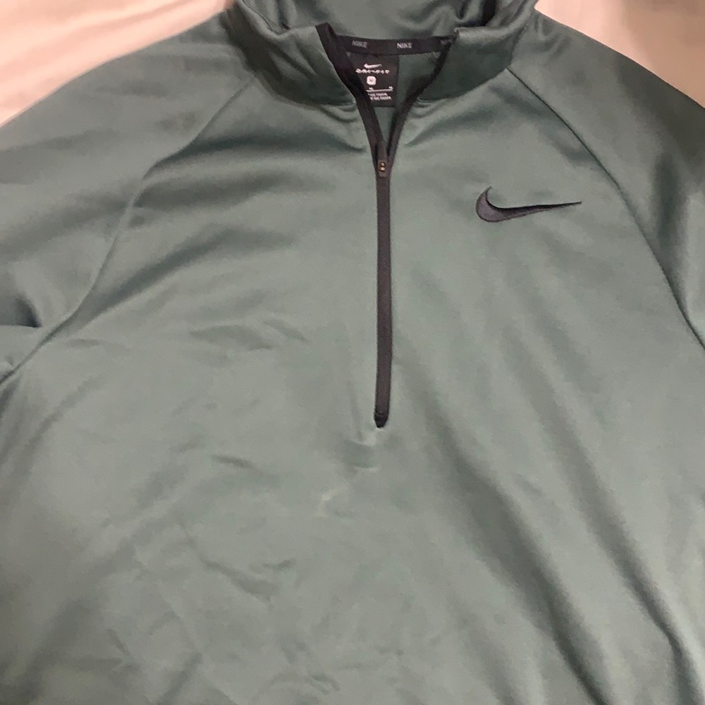 Nike pullover dry fit size medium in men’s